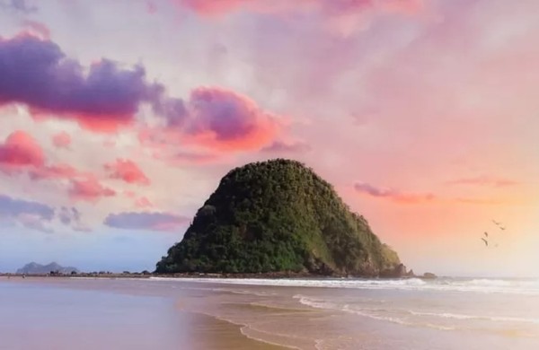 8. pantai pulau merah, banyuwangi, indonesia Pulau Merah Beach